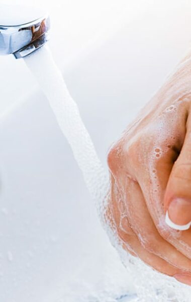 Droge huid op je handen door veel wassen